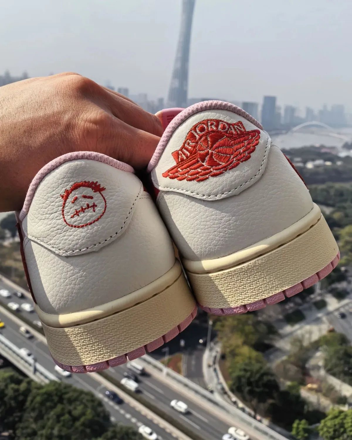 Újabb képek a Travis Scott x Air Jordan 1 Low OG „Pink Pack” cipőről